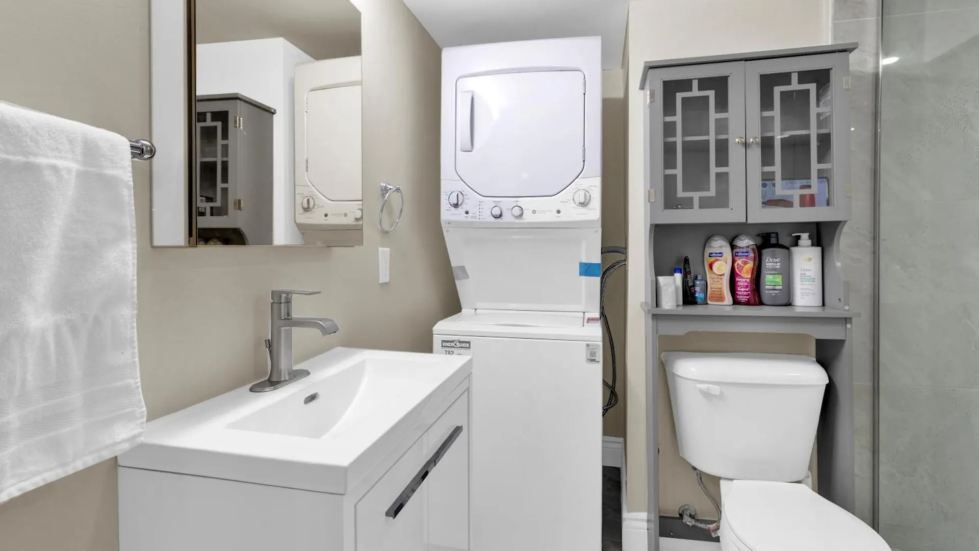 Cozy Ancaster Hamilton Apartment